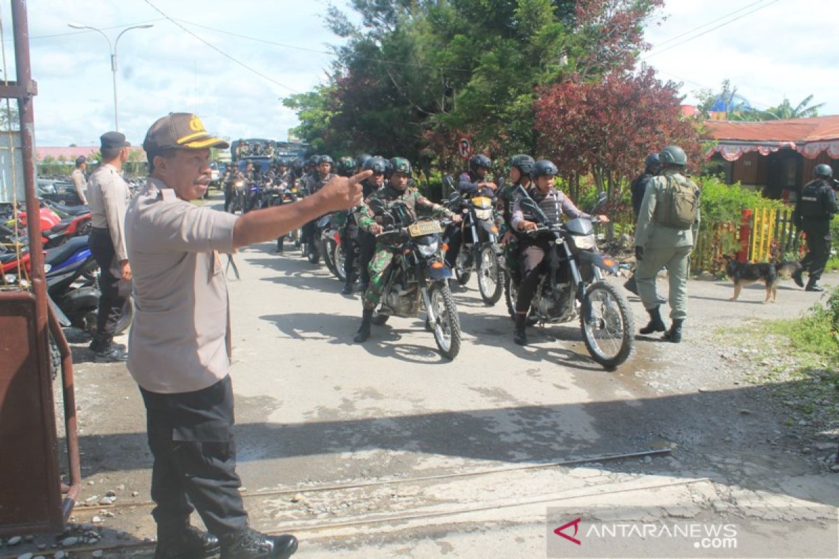 Personel gabungan TNI-Polri gelar patroli keliling kota