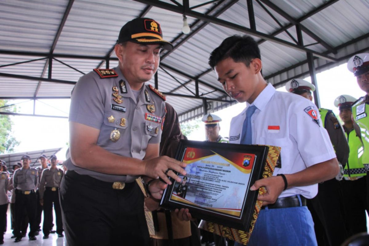 Dua pelajar gagalkan aksi kejahatan peroleh penghargaan dari Polres Madiun