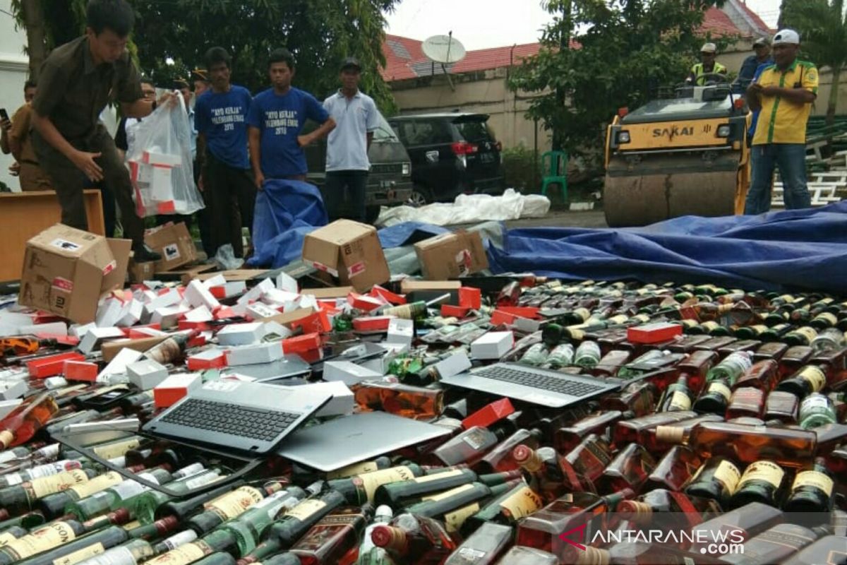 Ribuan android dan laptop dimusnahkan bersama botol minuman keras di Palembang