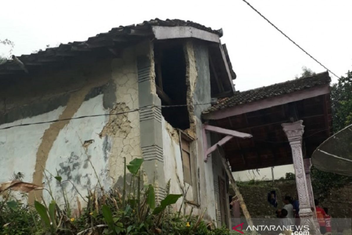 Sejumlah warga Sukabumi terluka tertimpa puing rumah akibat gempa bumi