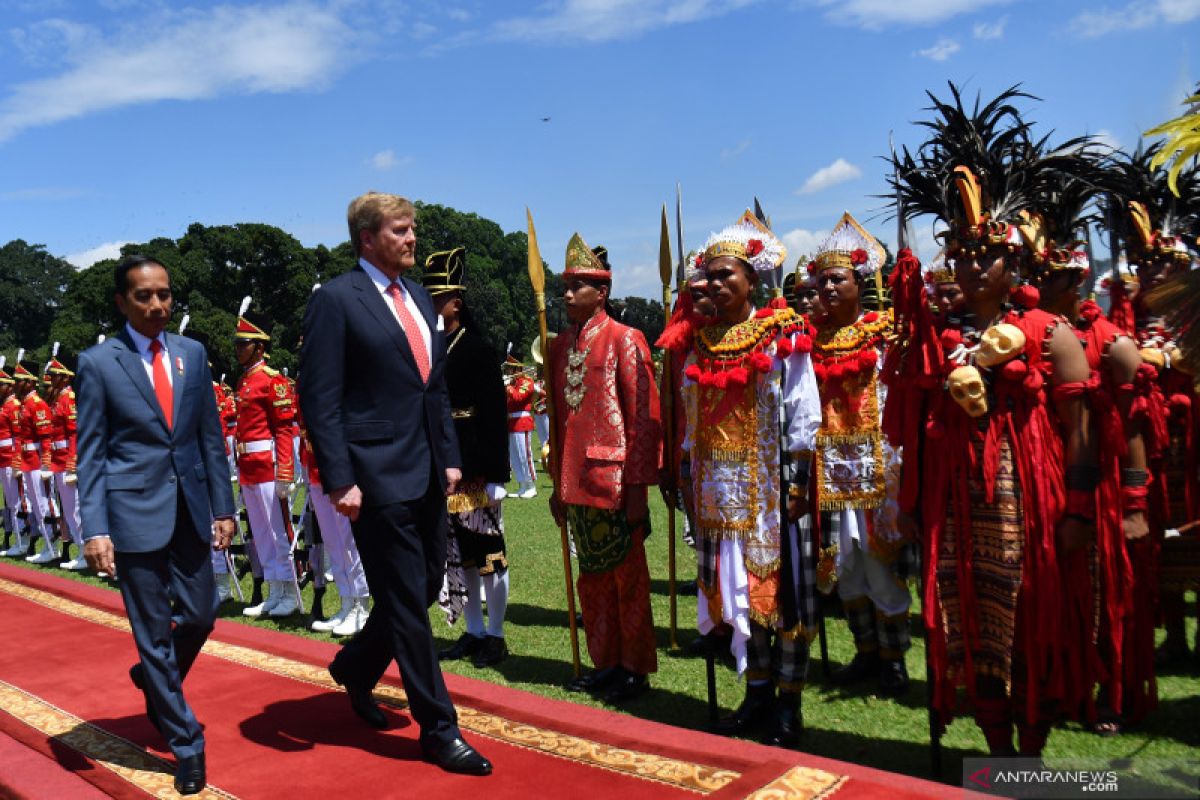 Raja-Ratu Belanda disambut pasukan berbaju adat nusantara