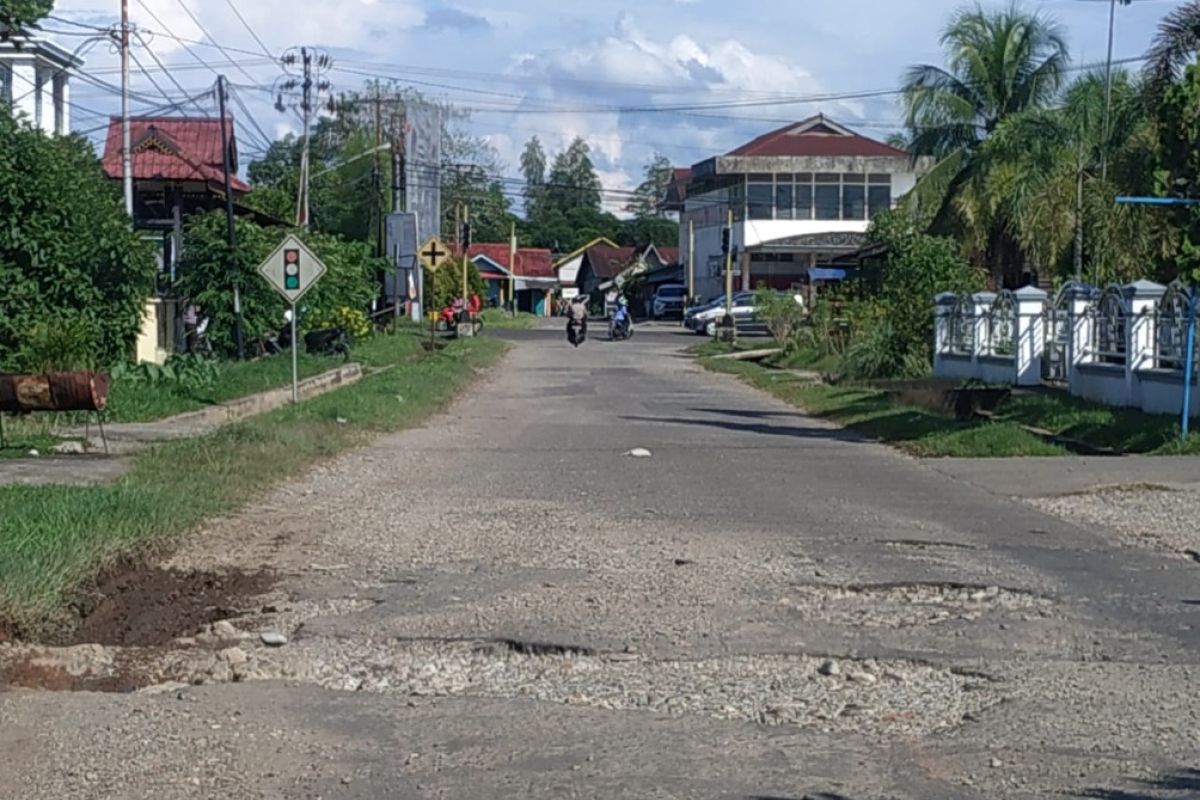 Pengendara mengeluh jalan dalam kota Putussibau berlubang