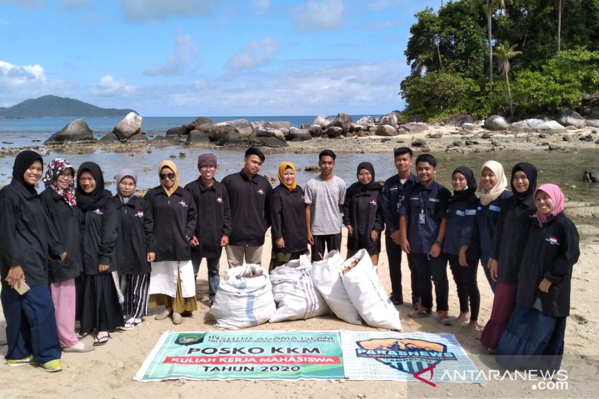 PN dan IAIS Sambas bersihkan pantai Pulau Piling