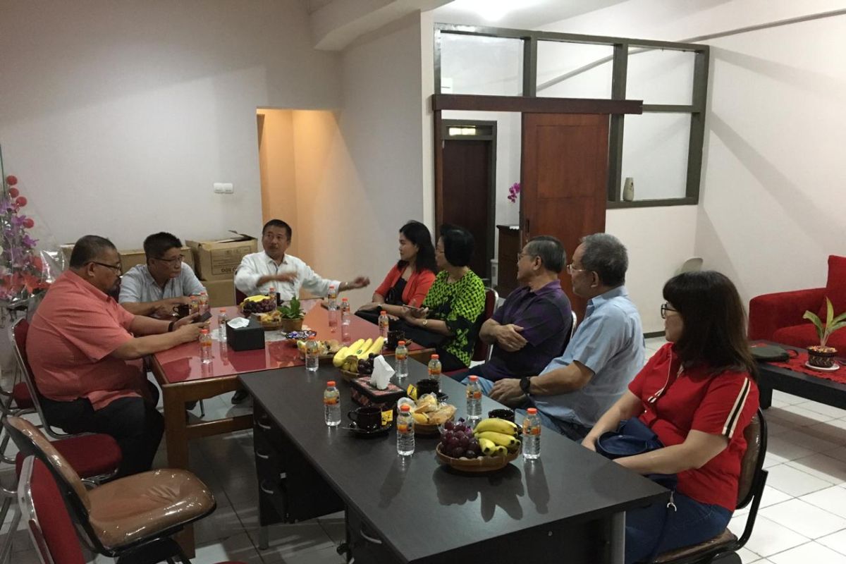 Sejumlah orang tua mahasiswa Raffles Intitute Surabaya temui anggota DPR RI