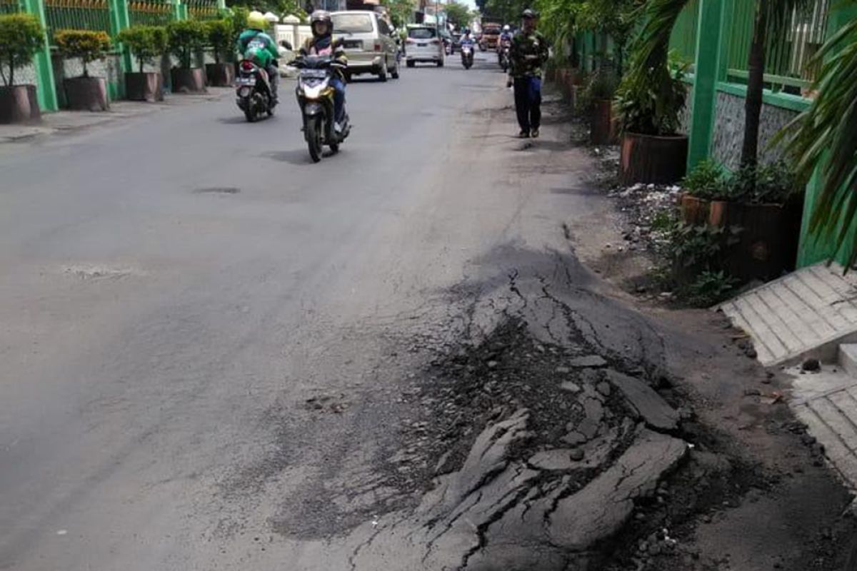 Warga protes dump truck tonase tinggi rusak jalan di Kota Surabaya