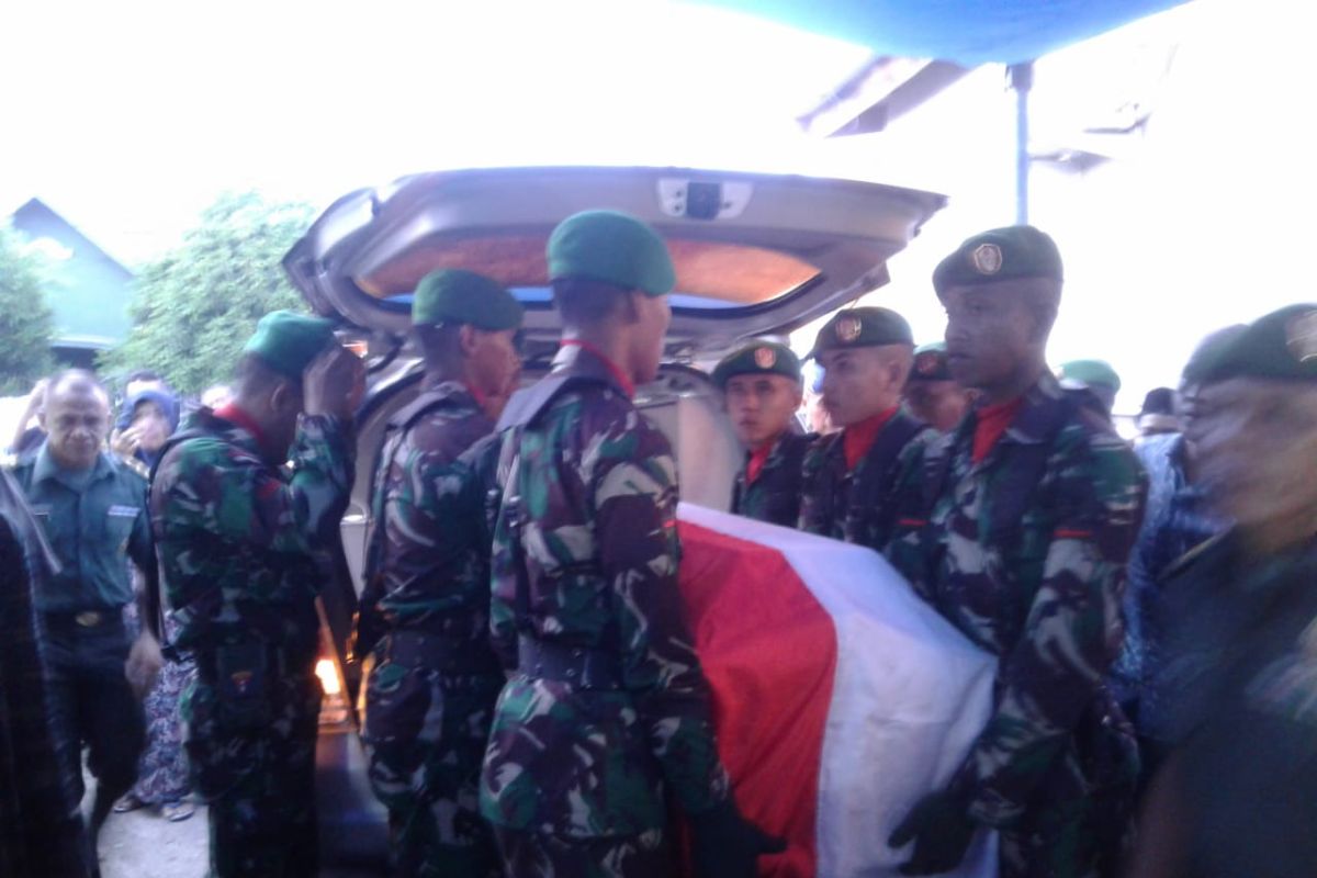 Jenazah korban penembakan KKB Serka La Ongge dimakamkan  TMP Baubau