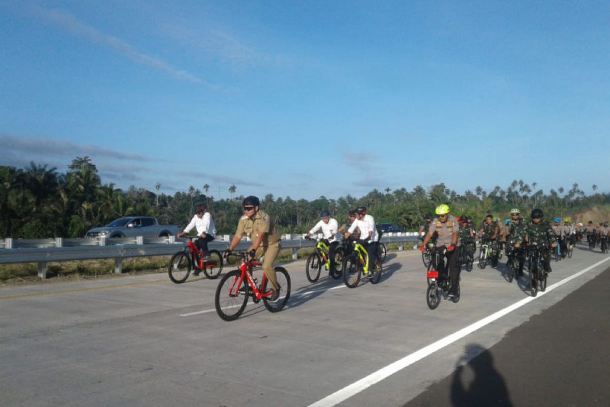 Kakorlantas Pantau tol Manado-Bitung dengan bersepeda
