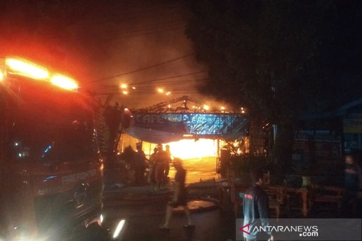 Ada bunyi ledakan sebelum api membakar kafe di Bengkulu