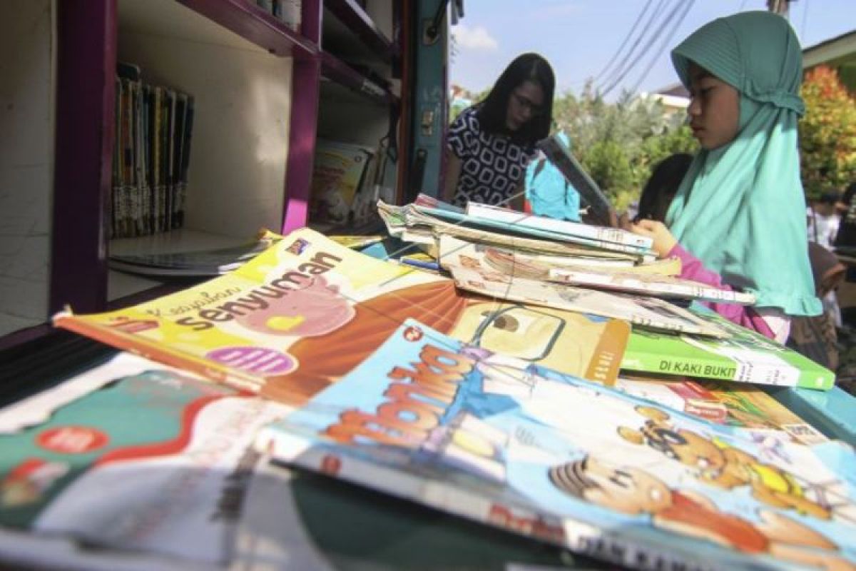 Tradisi Membaca Buku Bersama di Perpustakaan Desa