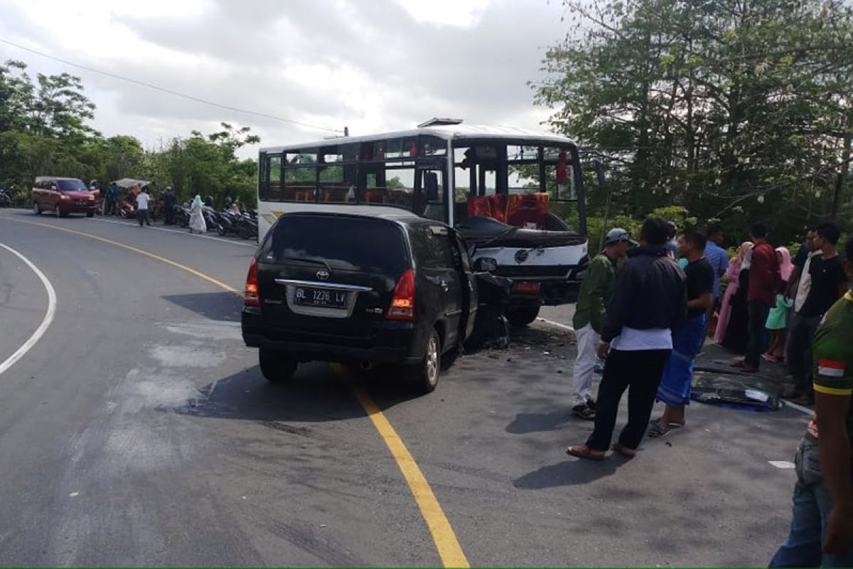 Tiga luka akibat tabrakan bus dan minibus di Pegunungan Seulawah