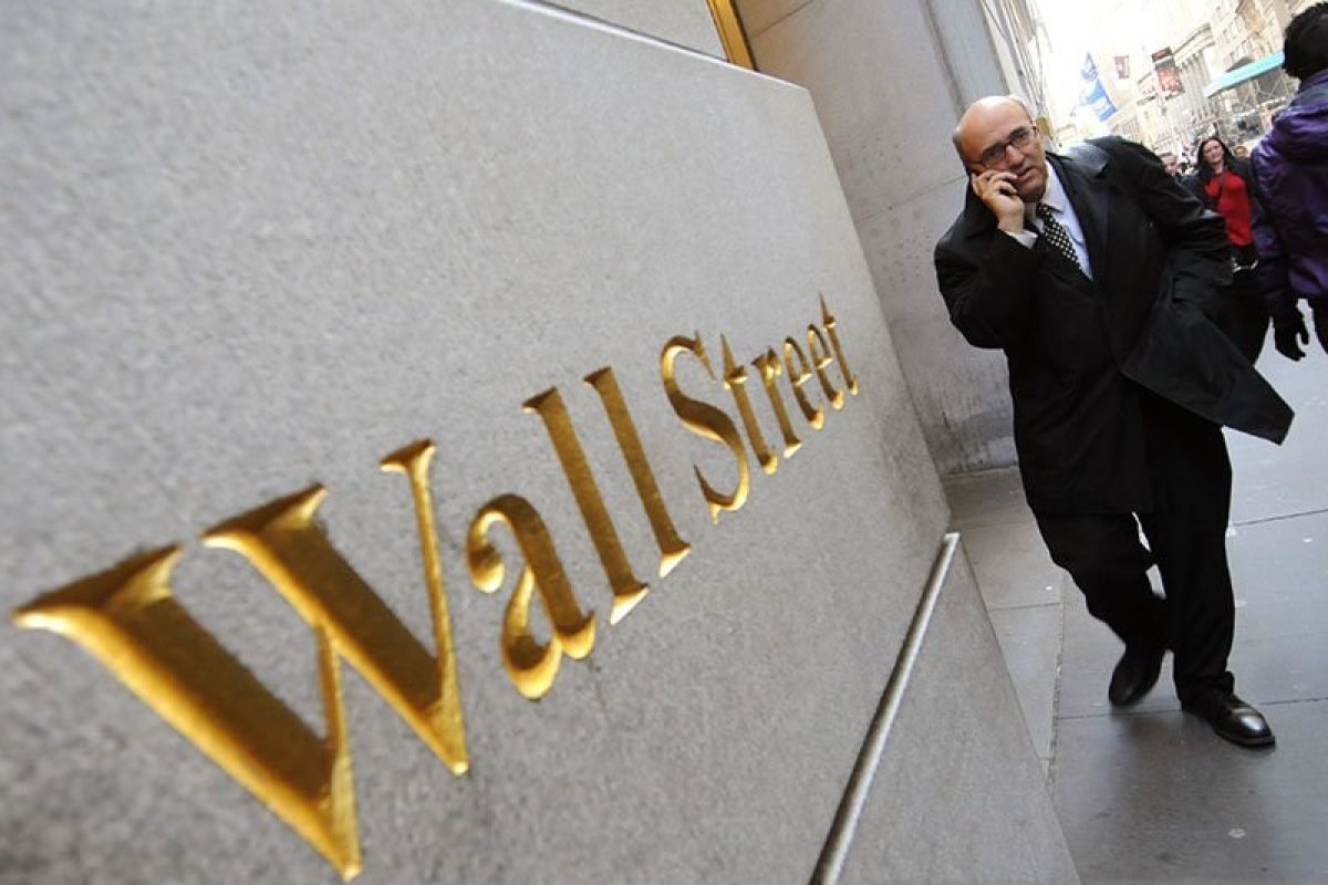 Wall Street jatuh ditutup turun tajam