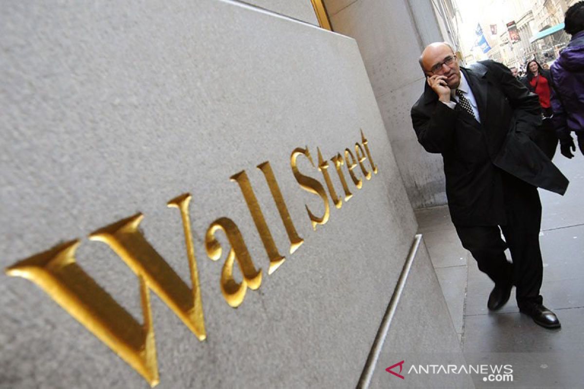 Wall Street berakhir lebih rendah setelah data ekonomi suram