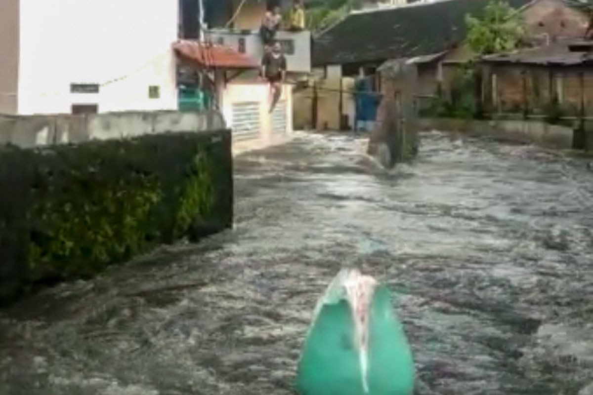 Sungai Manunggal Yogyakarta meluap dan robohkan talut
