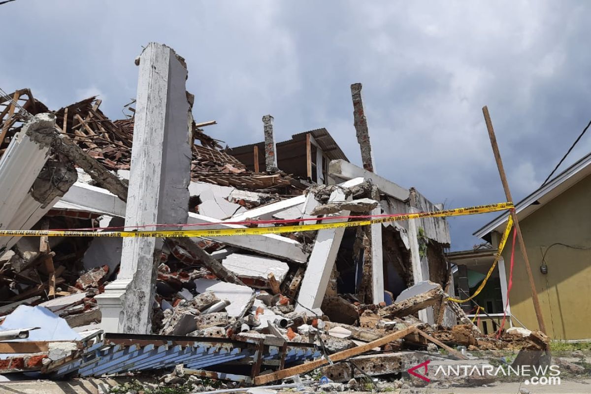 Kisah korban gempa Sukabumi terobos reruntuhan rumah untuk selamatkan diri
