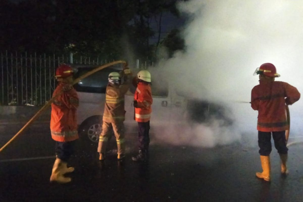 Mobil terbakar di Jalan DI Panjaitan dipicu korsleting