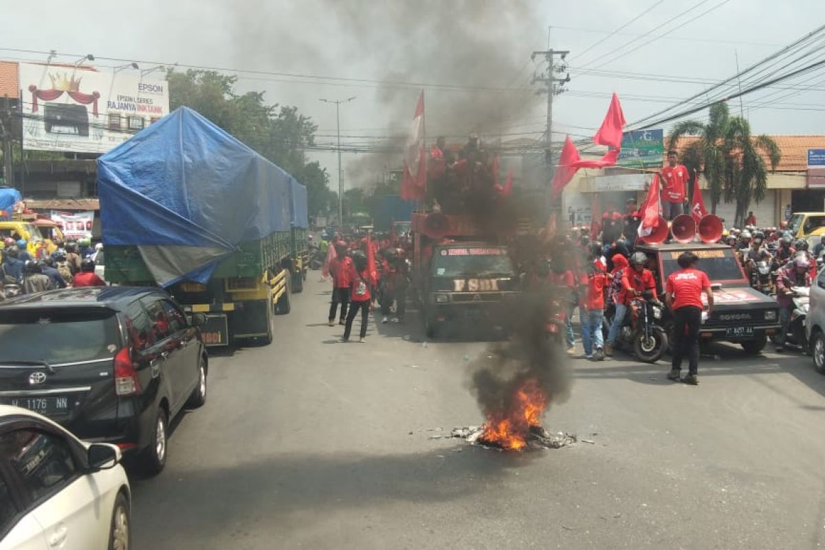 Buruh tolak omnibus law blokade Jalan Gedangan Sidoarjo, Jatim