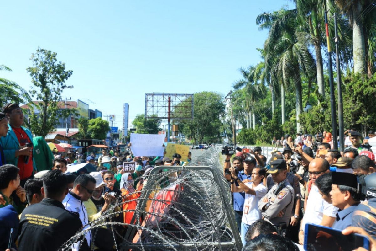 Ratusan mahasiswa tolak RUU Omnibus law di Padang