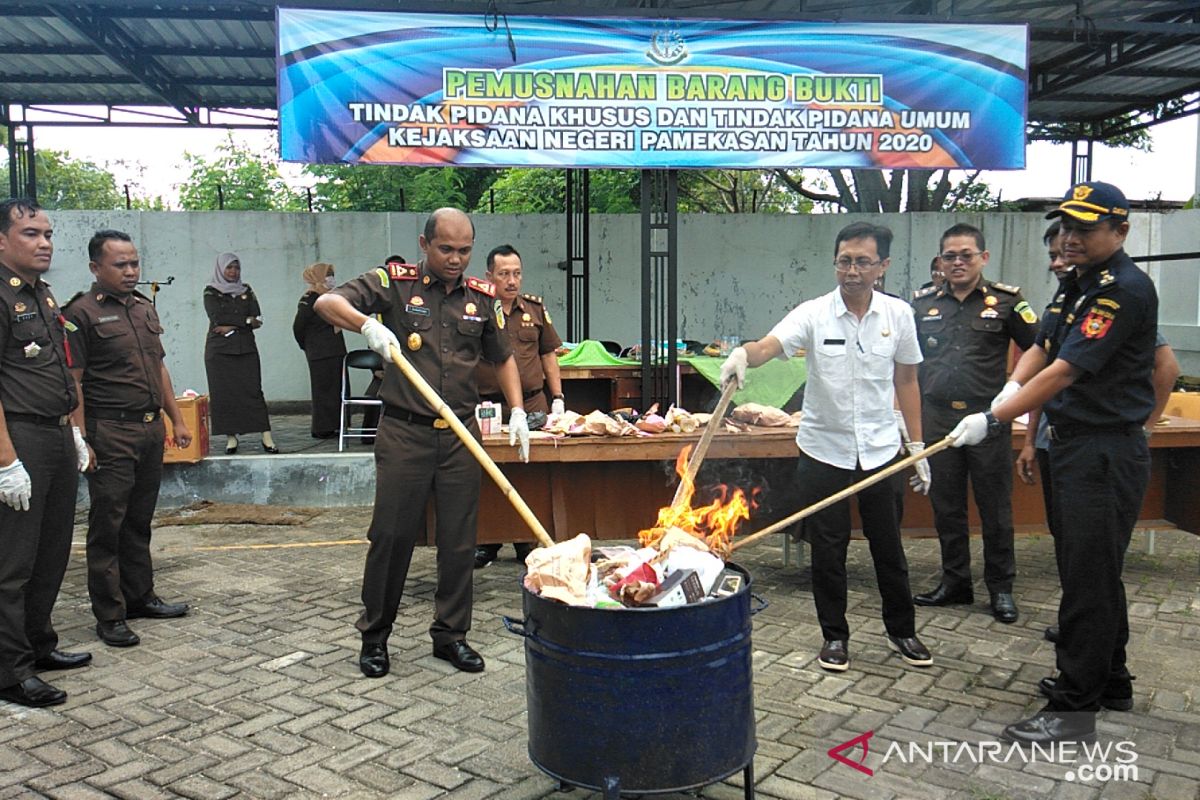 Kejaksaan Pamekasan musnahkan barang bukti narkoba dan rokok ilegal