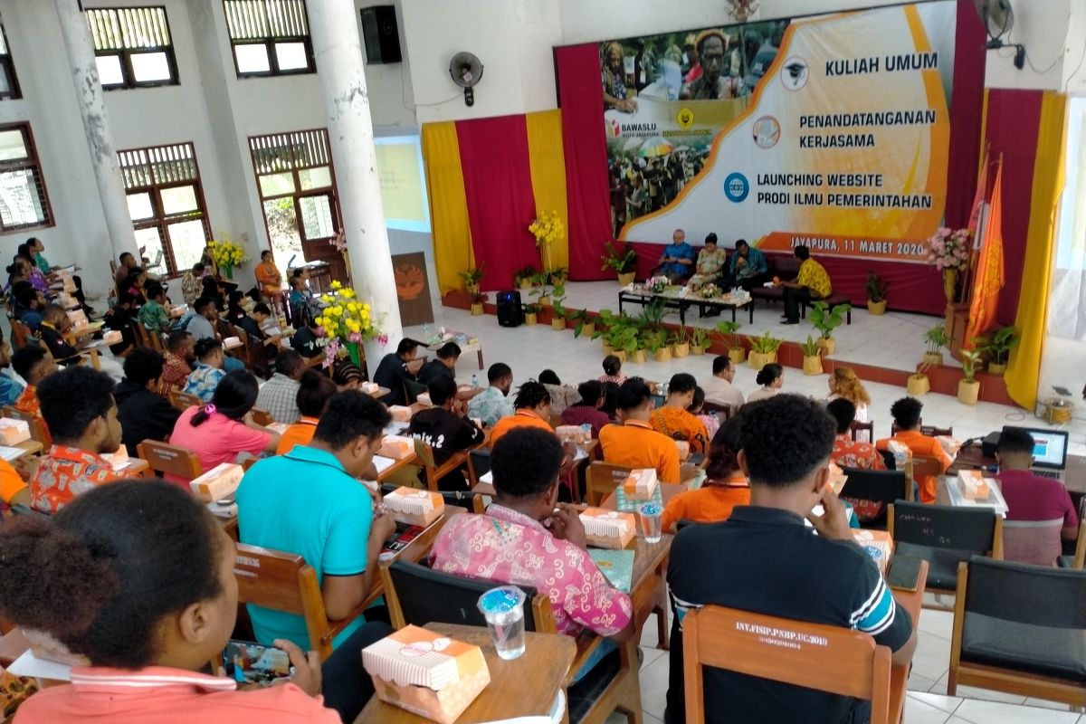 Bawaslu Kota Jayapura beri kuliah umum kepada mahasiswa Uncen