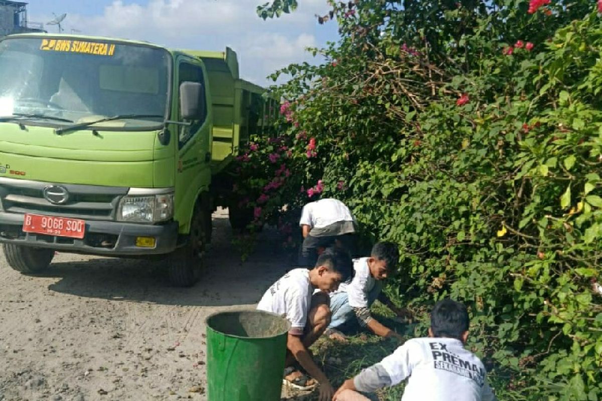 Polisi berdayakan puluhan preman bersihkan Sungai Deli Medan