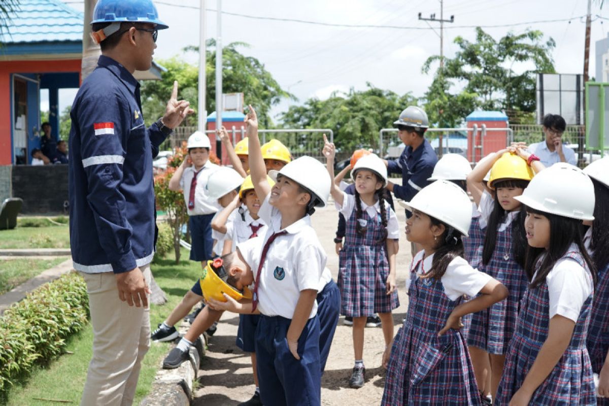 PLN fasilitasi puluhan pelajar SD di Kupang belajar kelistrikan