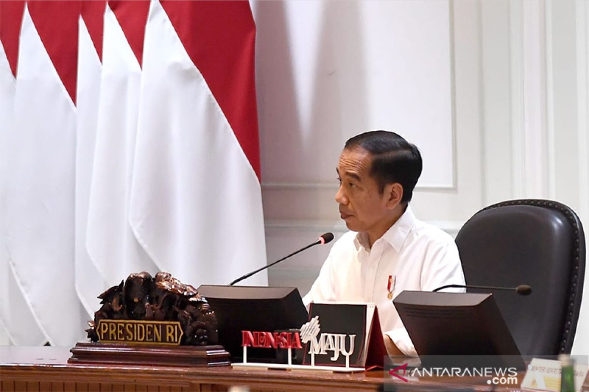 Jokowi instructs ministries to apply social safety net program