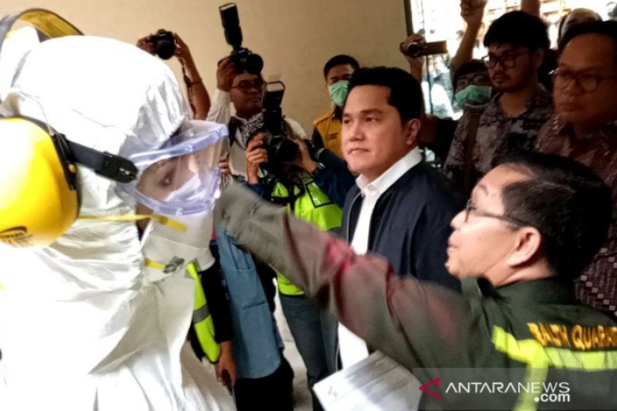 Tinjau kesiapan antisipasi virus corona di Soetta, Erick Thohir terlihat tak kenakan masker