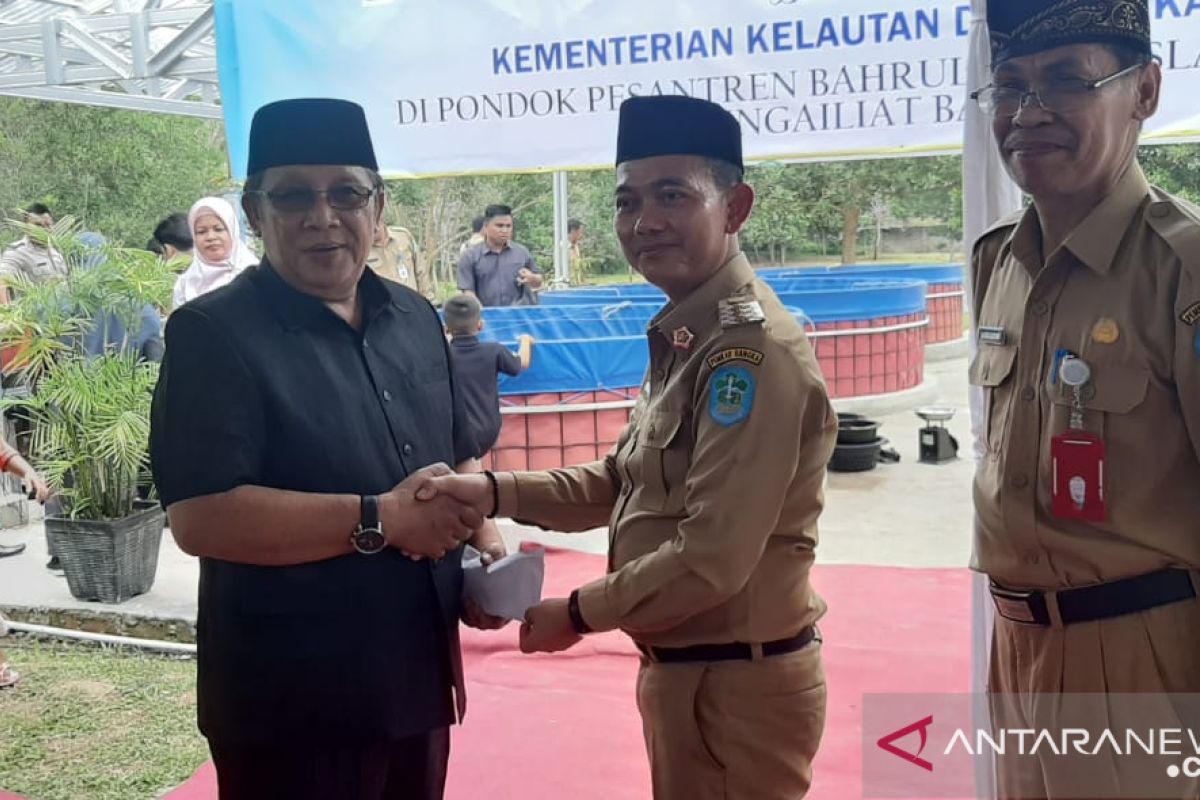 Bupati Bangka salurkan bantuan permodalan budi daya lele di pesantren