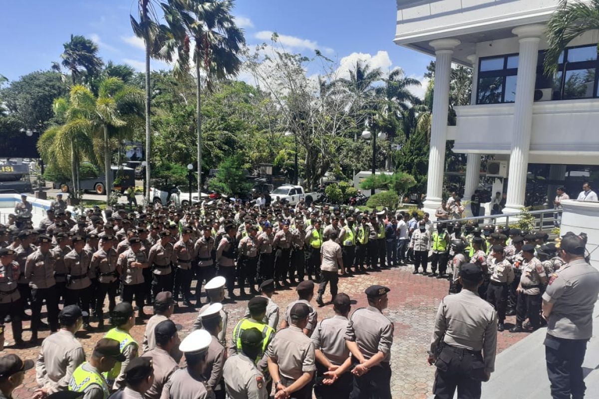 Flash - Polisi pasang kawat berduri keliling Gedung DPRD Sumbar