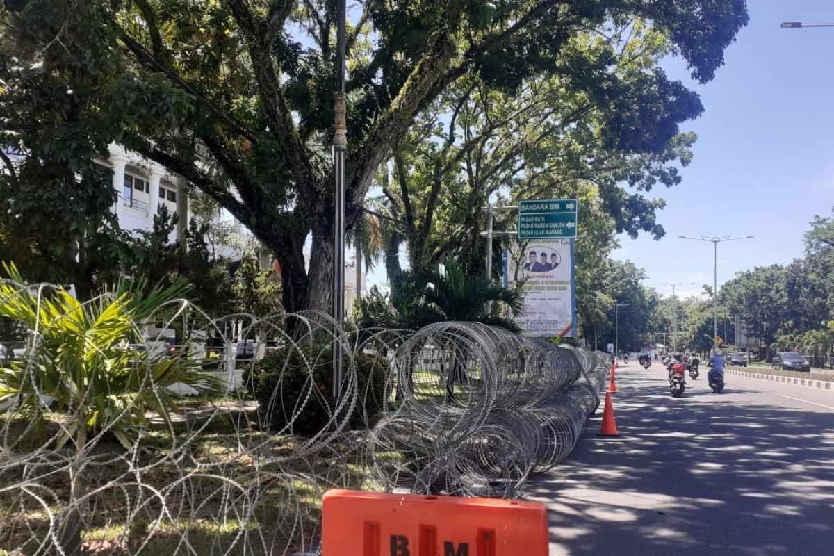 Polisi pasang kawat berduri kelilingi Gedung DPRD Sumbar