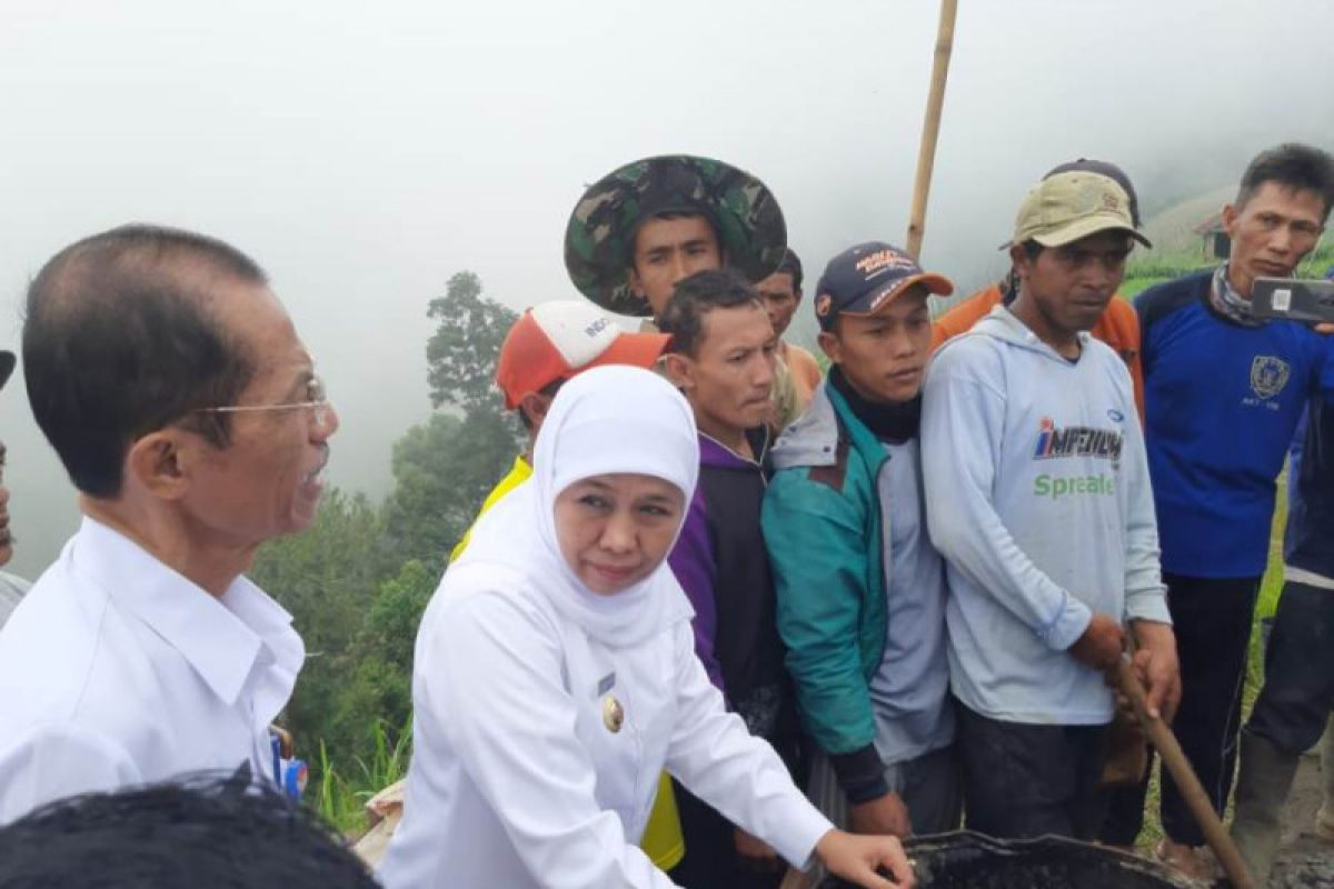 Di lereng Gunung Lawu, Gubernur Jatim pantau padat karya dana desa