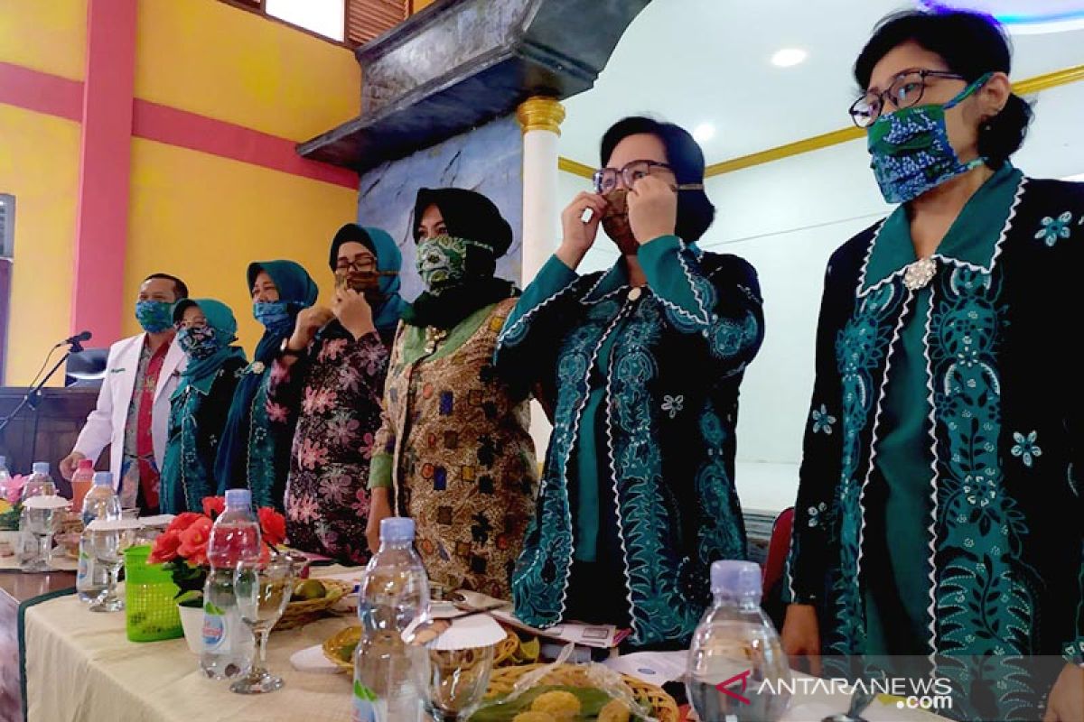 Antisipasi COVID-19, IDI dan PKK Banyumas bagikan masker bermotif batik