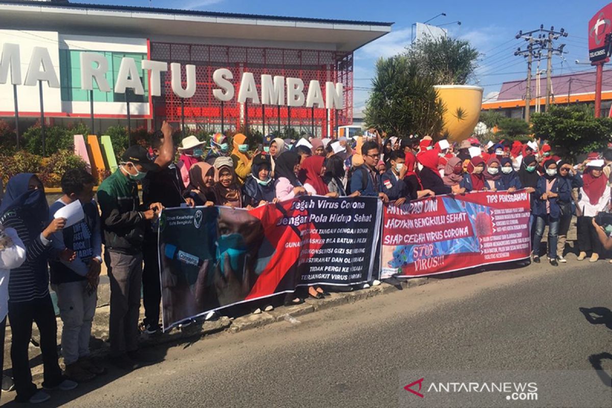 Cegah Covid-19, mahasiswa di Bengkulu bagikan masker gratis