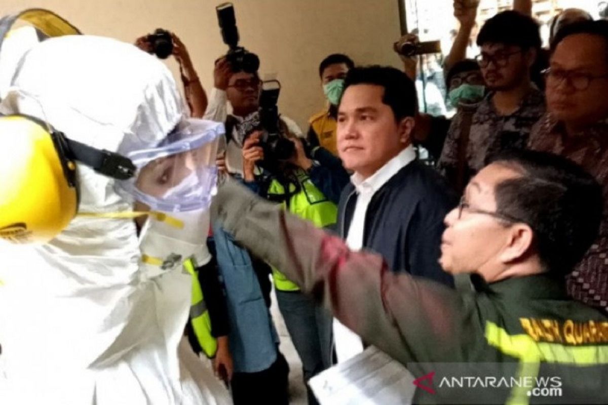 Tanpa gunakan masker, Menteri BUMN Erick Thohir tinjau Terminal 3 Soetta