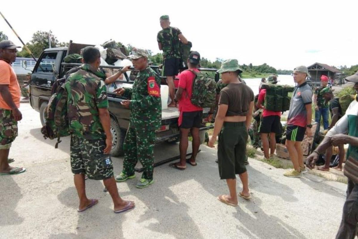 Puluhan prajurit TNI Satgas TMMD bangun rumah di Kampung Epem