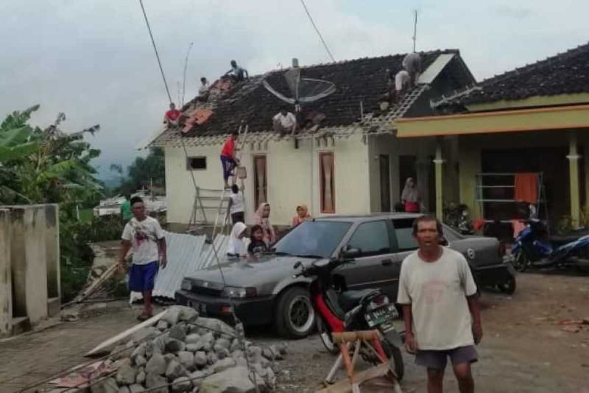 Kabupaten Temanggung-Jateng dilanda angin kencang dan banjir