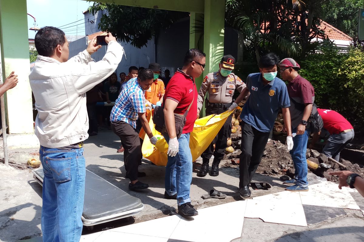 Seorang lelaki paruh baya ditemukan tewas bersimbah darah