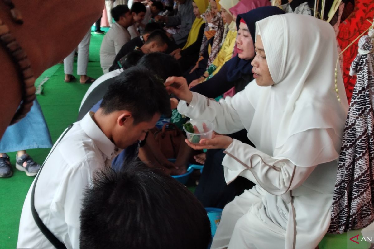 Jelang ujian nasional siswa lakukan bakti sujud ke orangtua