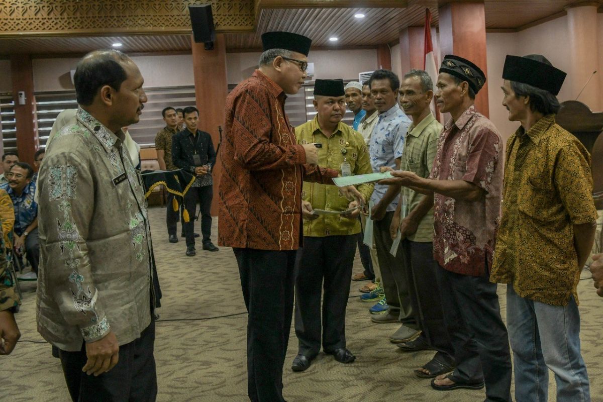Gubernur Aceh serahkan sertifikat tanah gratis untuk keluarga miskin
