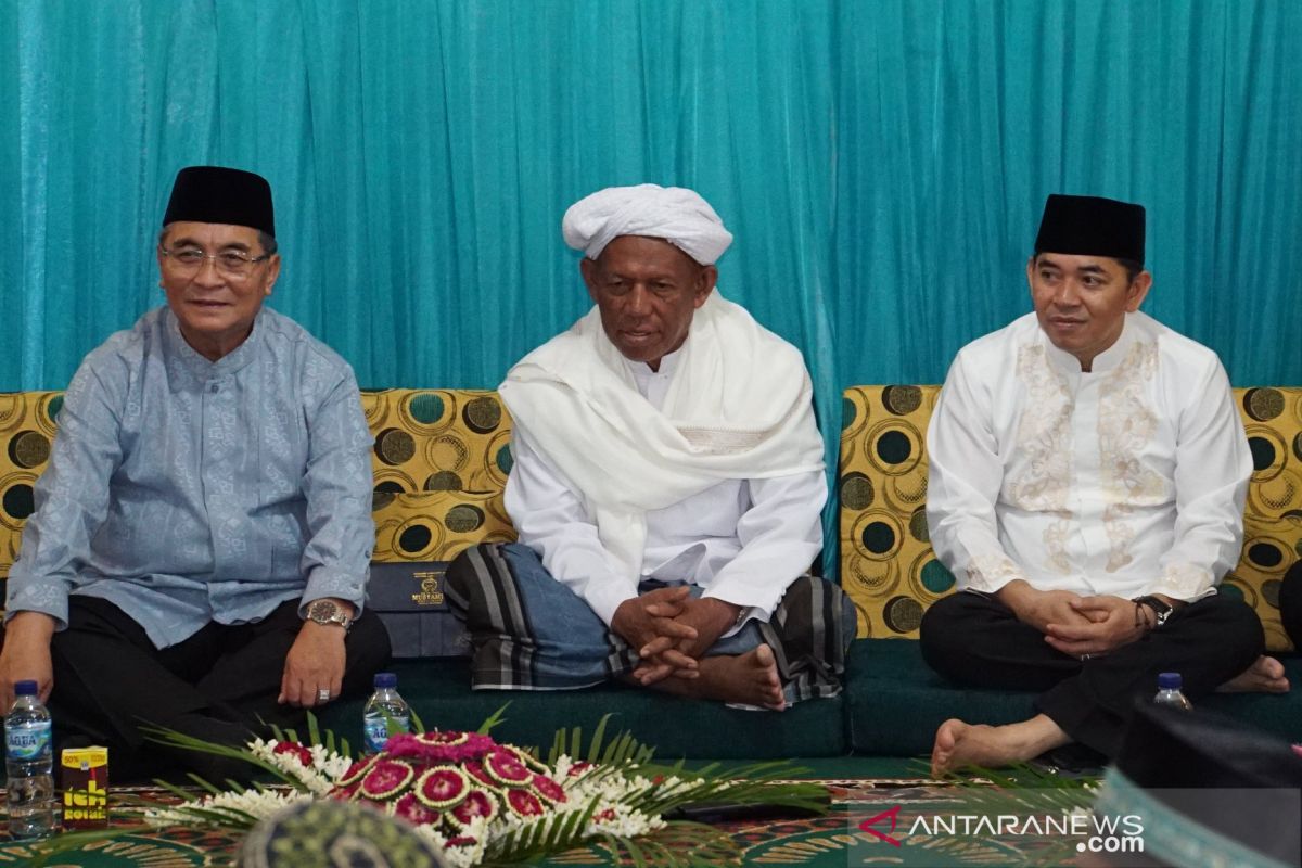 Guru Pahampangan nyatakan puas dengan kepemimpinan Bupati HSS