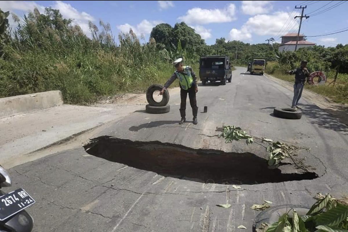 Wagub minta segera tangani jalan nasional yang ambles