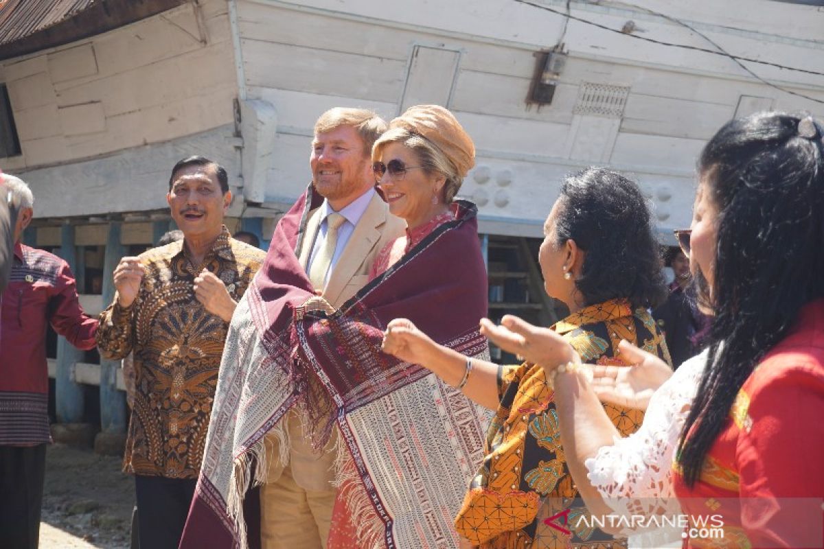Raja dan Ratu Belanda dihadiahi 'Ulos Pinunsaan' saat kunjungan ke Toba