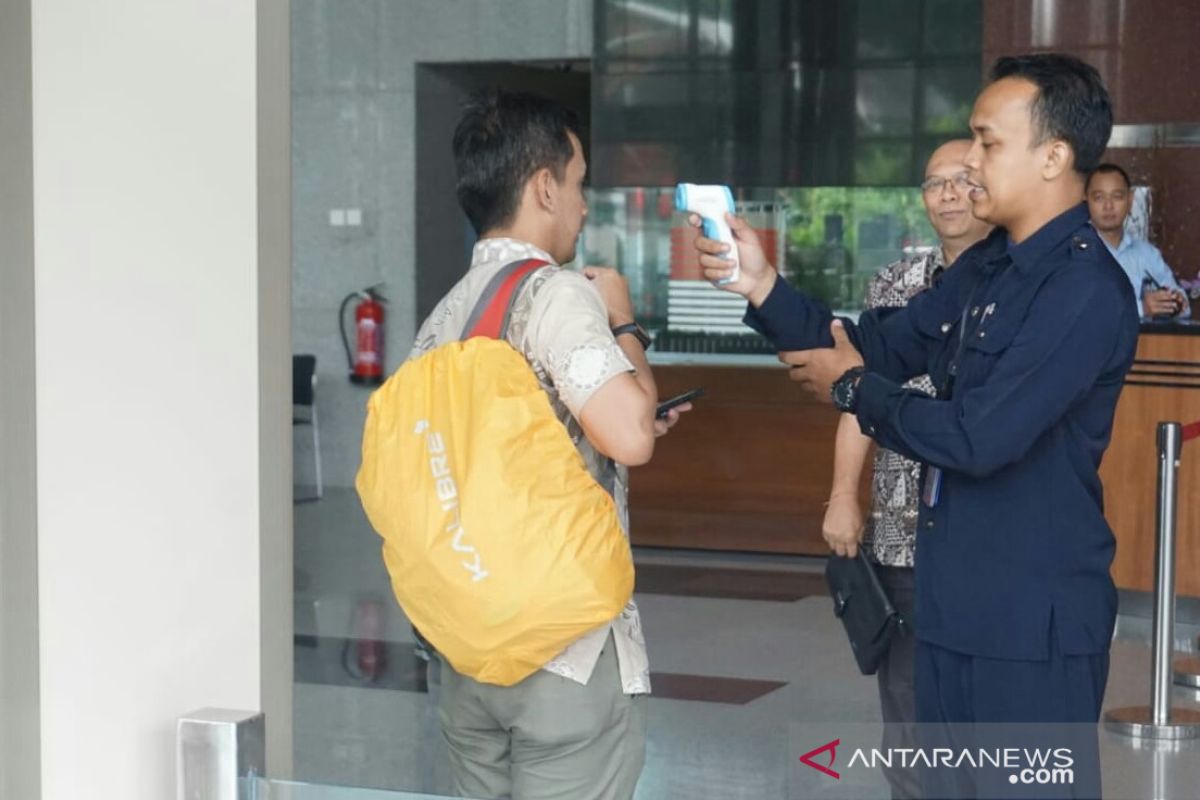 Petugas cek suhu badan pengunjung gedung KPK antisipasi COVID-19