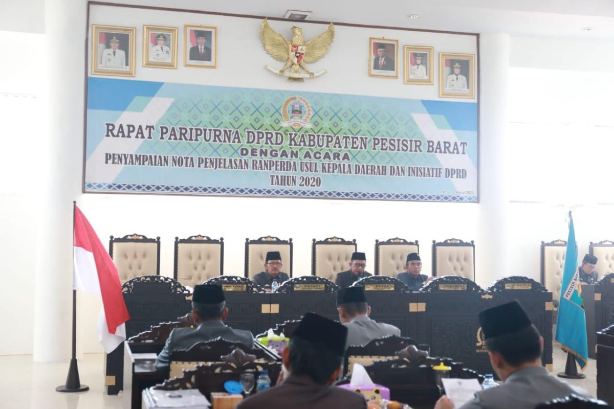 Bupati Pesisir Barat sampaikan 8 Ranperda pada siding paripurna