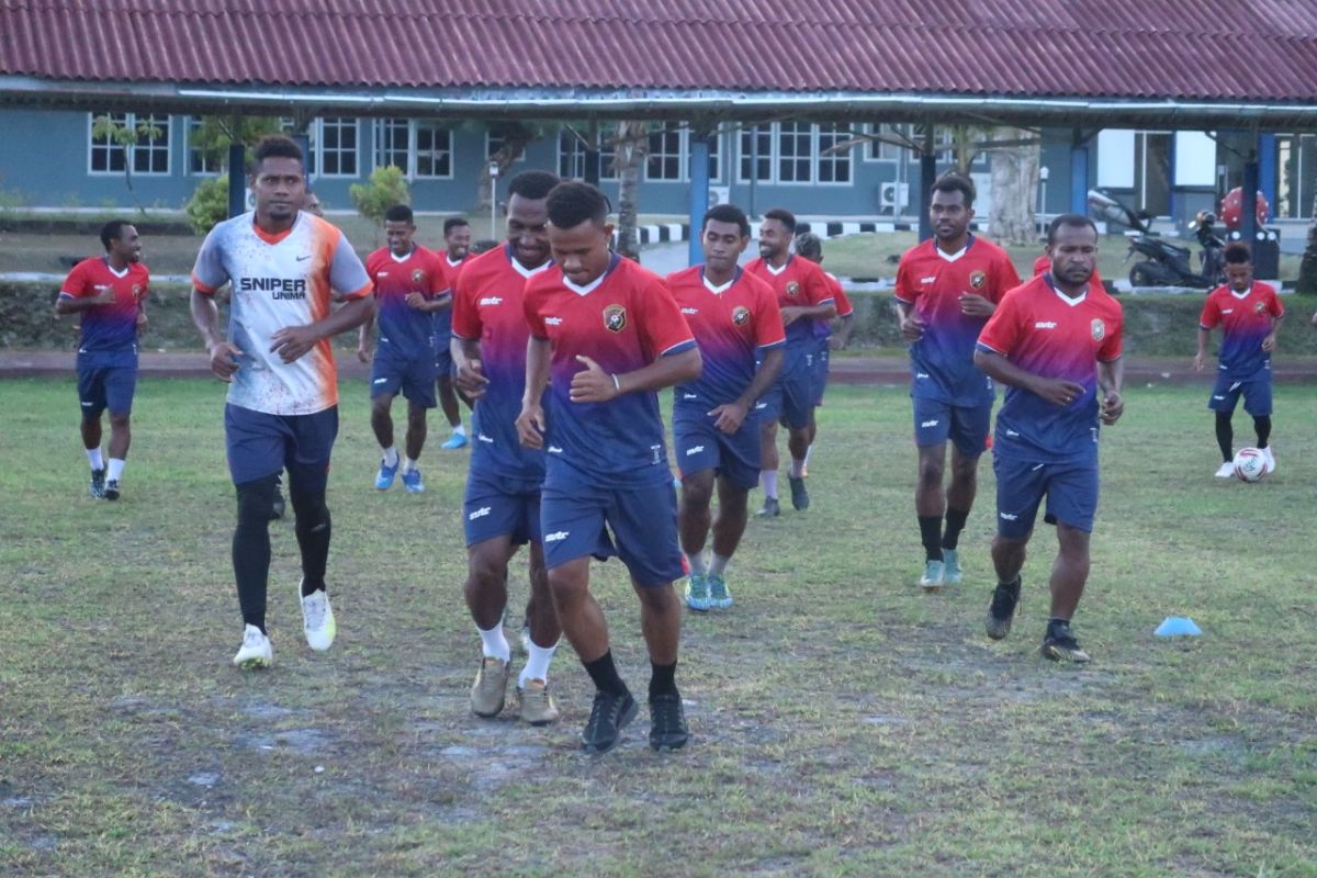 Pemain Persewar Waropen langsung latihan setiba di kandang