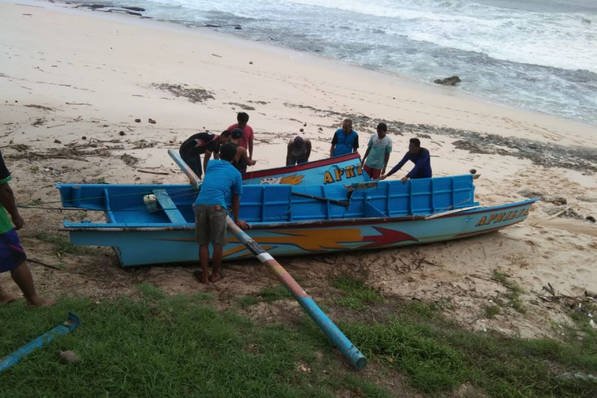 Seorang nelayan Pacitan hilang diterjang ombak besar pascagempa