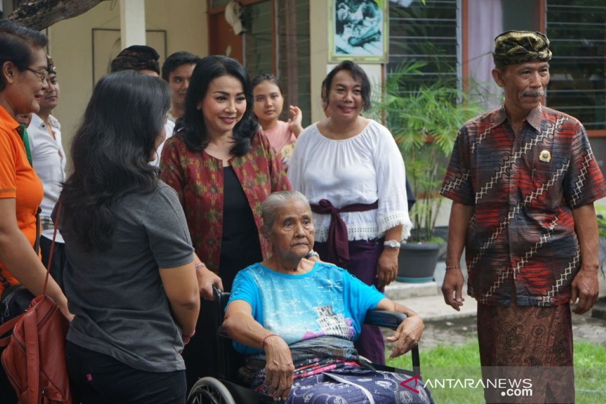 K3S Denpasar bantu kursi roda kepada lansia/disabilitas