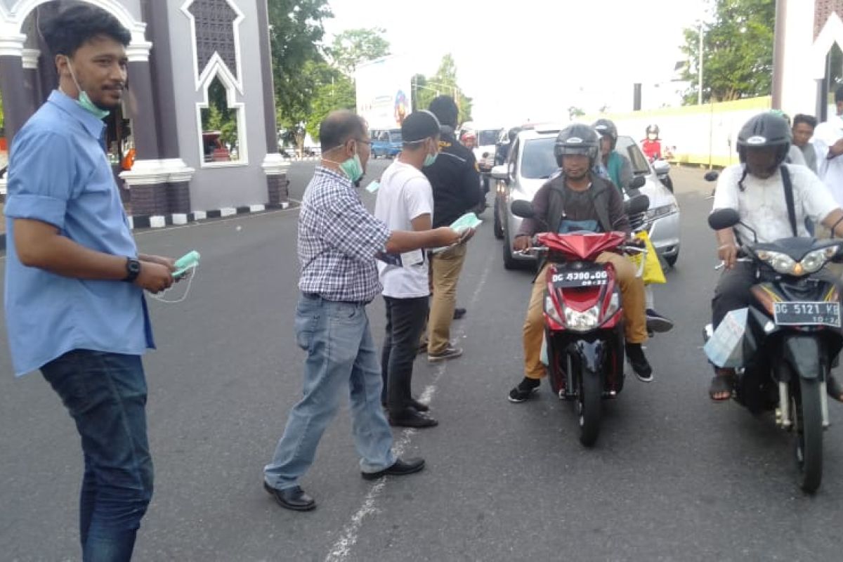 Antisipasi corona kalangan wartawan Maluku Utara bagikan masker ke warga