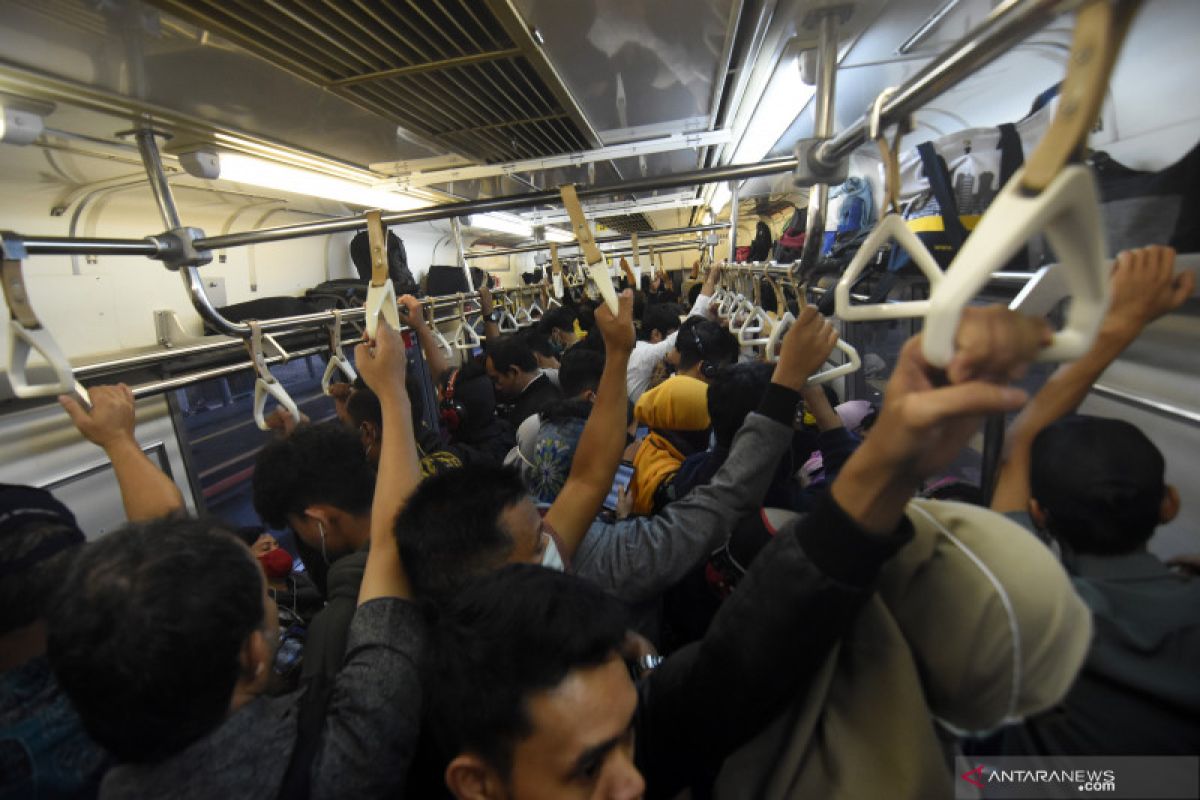 Pengelola kendaraan umum diminta disinfektan armada tiga kali sehari