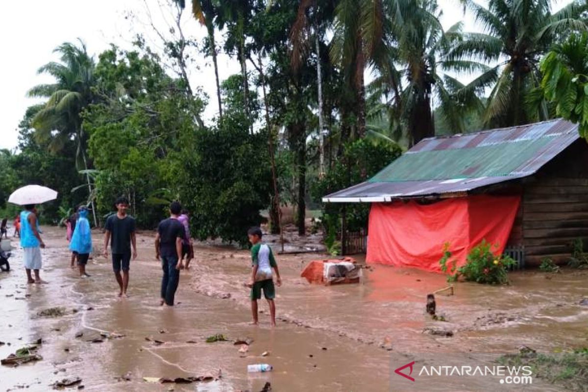 30 rumah sempat terendam air setinggi 1 meter, banjir di Agam mulai surut